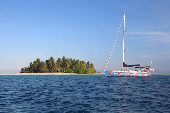 Zeilboot VUmc voor een eiland in de Pacific